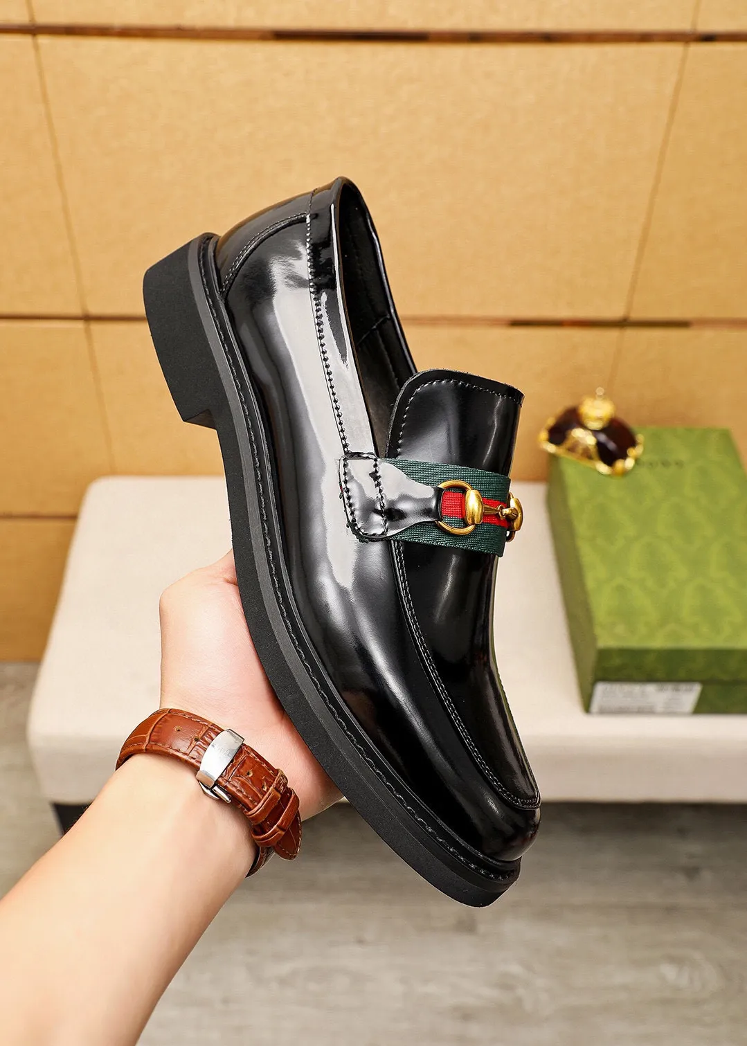 Men's shoes 💰560 💐 Product trademark: GUCCI "Gucci" casual leather shoes Regular size: 38-44 (45🉑️customized) Product materials: Selected imported first-layer open-edge beaded calfskin upper + classic hardware buckle, imported water-dyed cowhide leather lining. Strong three-dimensional visual effect, rubber outsole Color: 2⃣️colors available